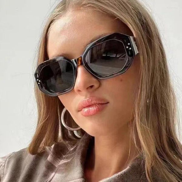 Lunettes de soleil Ins Square Rice Nail Irrégulettes Fashion Fashion Fashion Men Advanced Sunshade Mirrors Neutral Beach Wholesale