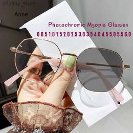 Gafas de sol INS Trend Ladies Gafas de miopía fotogrómica Diseño de lujo Marco redondo de gafas de cejas casi miocantes Cambio menos gafas a -5.0 Y240416