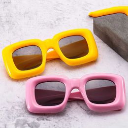 Lunettes de soleil Intéressant Y2K Square Candy Color Lunettes de soleil pour enfants Shadow UV400 Marque de mode Designer Garçons et filles Rouge Jaune Lunettes de soleil uniques J240202