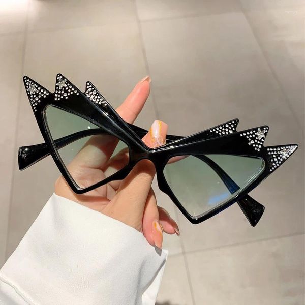 Lunettes de soleil KAMMPT Forme de papillon Femmes Sunglass 2023 Élégant Triangle Gradient Shades avec strass Vintage Brand Design Party Lunettes