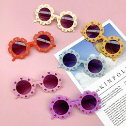 Zonnebrillen kinderen rond bloem zonnebrillen schattige anti-UV strand zonnebril met hart charmes voor fotografie H240508