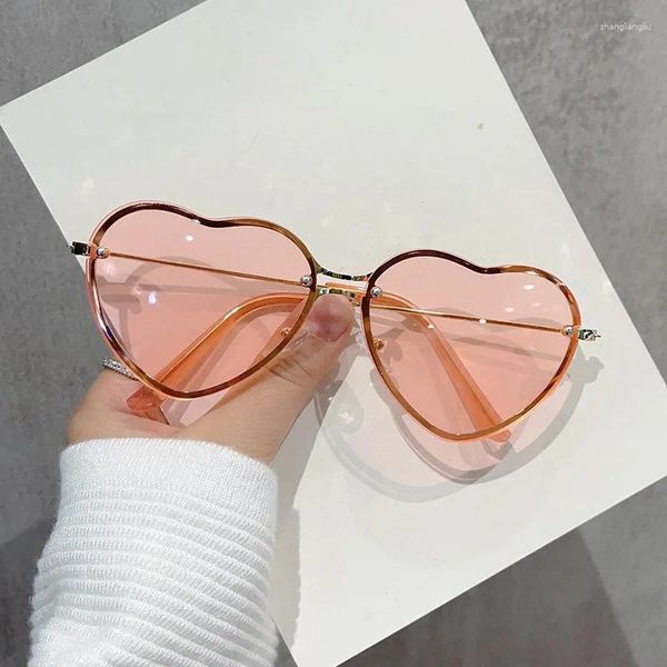 Lunettes de soleil Love Heart Shape Guilles de soleil pour femmes coréennes Fashion Corée Metal Metal Match Outdoor Color pour les femmes