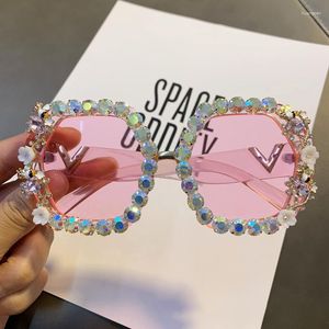 Lunettes de soleil de luxe Designer strass femmes coloré cristal fleur lunettes de soleil dégradé lentille noir nuances lunettes de mode Uv400