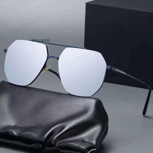 Lunettes de soleil hommes nouveaux pour les lunettes de soleil de conducteur de crème solaire à la mode pour hommes avec un sens avancé, une protection UV et un petit visage