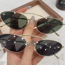 Lunettes de soleil Frame métallique Cat Eye Fashion Luxury Brand Designer Ultraviolet Small Oval Triangle Street Snap Women Women Ayewars