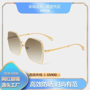 Lunettes de soleil Nouvelle version coréenne Xiaoxiangjia pour les femmes avec une sensation haut de gamme rouge résistant aux UV et les mêmes grandes lunettes de soleil amincissantes