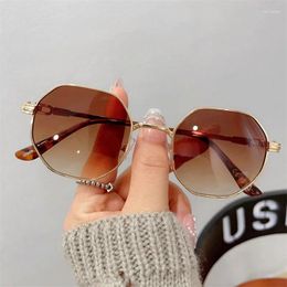 Lunettes de soleil Nywooh Round Men Classic Small Frame Metal Sun Glasses Femmes Luxury Brand Designer Trendy UV Protection Eyewear