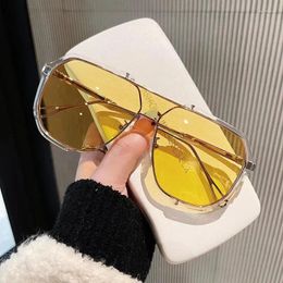Lunettes de soleil Femmes surdimensionnées Fashion unique pour tendance des lunettes de soleil Gédient Sun Glasshes Clear Lens Clear Gafa