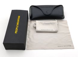 Boîte d'emballage des lunettes de soleil, avec un chiffon de nettoyage, un sac en tissu et une boîte en papier.