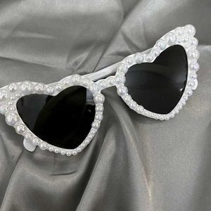 Lunettes de soleil Lunettes de soleil à monture perlée pour les fêtes de mariage utilisées pour les mariées adultes carnaval photographie verre fêtes en bord de mer lunettes de soleil en forme de coeur J240330