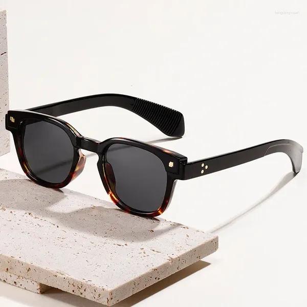 Gafas de sol cuadradas retro para mujer y hombre, remaches de moda, gafas de sol para mujer, gafas de sol con gradiente Punk de diseñador