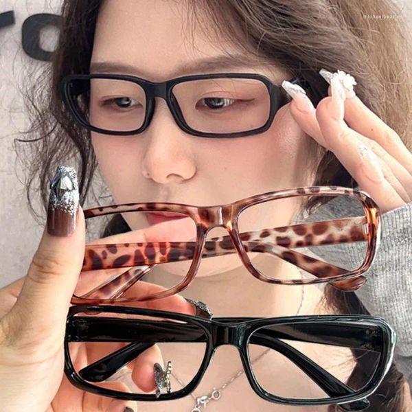 Gafas de sol Retro cuadrado Gafas Mujeres Men Black Plastic pequeño Estrecho ango diario Accesorio de moda sin lente sin lente