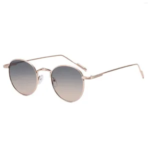 Lunettes de soleil rondes tendance avec lentille anti-éblouissante anti-UV pour la protection contre la lumière du soleil sur la plage en voyage