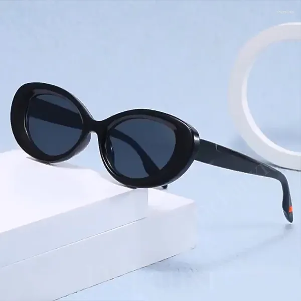 Gafas de sol sexys para mujer, montura pequeña, ovalada, estilo de moda, diseño de marca, gafas de sol tipo ojo de gato, gafas de viaje negras Retro