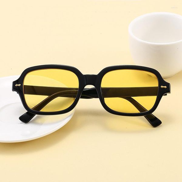 Gafas de sol cuadradas pequeñas para mujer, marca Vintage, gafas de sol de viaje Unisex, estilo Retro con remaches a la moda, amarillo y negro