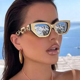 Gafas de sol de moda con espejo dorado y ojo de gato para mujer 2023, gafas de sol de diseñador de lujo a la moda con cadena de Metal, gafas de sol para mujer, gafas de viaje UV400