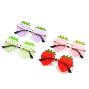Lunettes de soleil Strawberry pour femmes Festival Festival Party Rave Sun Sun Decorations Christmas Street Snap Eyewear