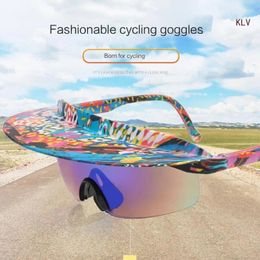 Les lunettes de soleil avec visière attachée se fixent aux lunettes de soleil coupe-vent de cyclisme