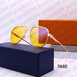 Lunettes de soleil LVVVVV Brand Fashion Des lunettes de soleil masculines Menes de soleil Menes de soleil 7440 et 7481 Couleurs 14 Couleurs en option avec les sacs de créateurs rencontrés colorés et plus jeunes