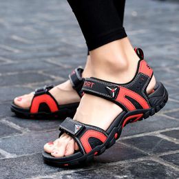 Sunmer Sandals Men Chaussures en cuir S Bneakers d'été pour les entreprises personnelles Brands de jeunesse à talons hauts Men de topp