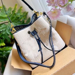 Sunlight Straw Portemonnee Vrouwen Cross Body Bag Mode Emmer Zakken Sunmmer Geweven Lederen Handvat Schouderriem Schouder Portemonnee Uitgeholde Portemonnees Strand Portefeuilles