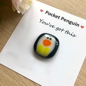 Super Adorable petit pingouin en verre artisanal, un petit câlin de pingouin de poche avec carte de vœux, cadeau amusant à faire soi-même