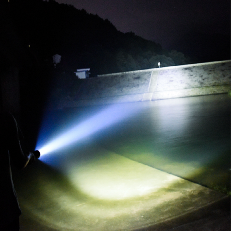 Super Brigh undervattenslykta Kraftfull dykning LED -ficklampa 15000mAh dykljus under vattenfacklan IPX8 Vattentät lykt