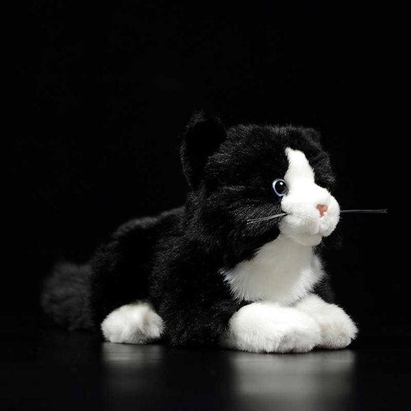 Súper lindo gato atigrado blanco y negro relleno suave peluche juguete mentira gatito animales realistas simulación para niños regalo de cumpleaños 21 cm Q0727