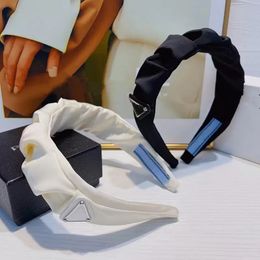Súper calidad P Familia Diseñadores Diademas Triángulo de acero Negro Blanco Diadema de lujo Headwear 2022 Street Hot Hair Hoop
