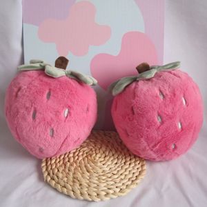 Pillome de fraise super doux jouet créatif léger mignon poitrine de fraise Doll à la maison Ornements de poupée décorative pour filles cadeau 240319