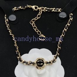 Collar de diseñador Superior Carta de la marca para mujeres Cadena de gargantillas de 18 km Camina de perlas de crano de cobre chapado en oro Accesorios de joyería de boda