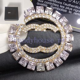 Superor Diamond Womens Designer Lettre de marque Brooch 18k épingles en or Incrust Brooches Bijoux Pin de perle de perles Mariage d'anniversaire Gift Gift Acenorie avec boîte avec boîte