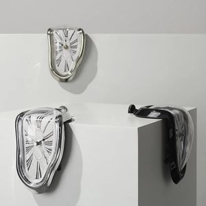 Surrealistische smeltklok stille gesmolten muur Salvador Dali -stijl horloge voor decoratief huishoudelijke plank bureau tafeltafel cadeau 240418