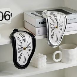 Horloge de fusion surréaliste Horloge murale de fusion silencieuse Salvadoran Dali Style Decorative Home Watch Office Shelf Table Gift 240318
