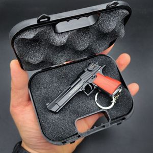 Supervivencia 1:3 mango de madera maciza negro Águila del desierto modelo de pistola de Metal juguete llavero extraíble colgante pistola juguetes con caja 3010