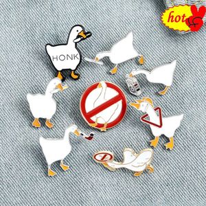 Cygne petit carton mignon animal émail broches pour femmes hommes épingles Badges dessin animé effrayant vêtements pour animaux de compagnie épingle enfants sacs à dos