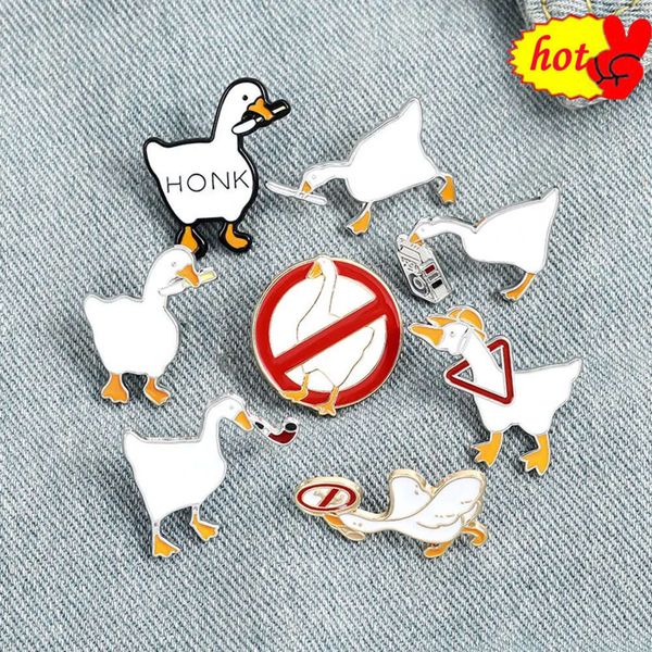 Broches esmaltados con forma de cisne para hombre y mujer, alfileres con insignias de dibujos animados, ropa para mascotas espeluznante, mochilas para niños