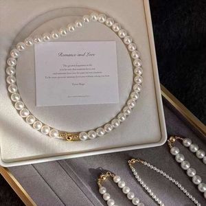Collier Swarovski Colliers pendents Boucle magnétique blanche Collier de perle pour femmes Nouvelles chaînes de pull en couches Lumière Luxur
