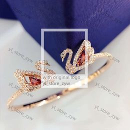 Swarovskis Bijoux Bracelet Version saut de bracelet en cristal rouge Bracelet Femme Luxury Simple and Dynamic Goose Bracelet Gift 7322