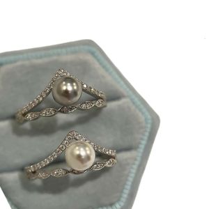 Swarovskis Ring Designer Luxus Mode Damen Originalqualität S925 Sterling Silber Mikro eingelegter Zirkon V-förmiger doppellagiger Kronenperle Nischen-High-End-Feeling