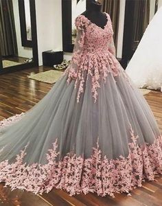 Zoete 16 jurken 2018 Vintage Sliver Tule met Roze Applique Kant Baljurken Quinceanera Prom Dresses V-hals Goedkope Illusion Lange Mouwen
