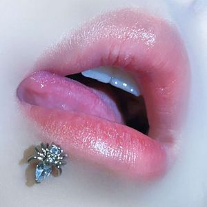 Zoete en coole Spider Lip Tricolor Titanium Staal Zirkoon Punk Oorbeen Nagel Ingelegd met Diamanten Kleine Piercing Sieraden