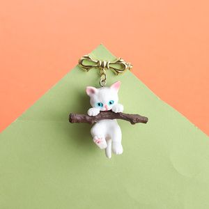 Zoete cartoon katten email hanger kleuren schattige stoute boom klimmen kat voor kid cadeau