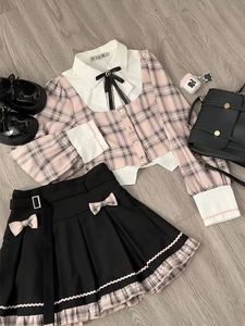 Sweet College Plaid Patchwork Shirt geplooide rok Tweedelige set vrouwen Koreaanse mode boog retro stropdas schattig temperament herfstpak 240425