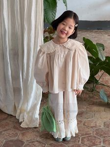 Sweet Girls Princesse Vêtements Ensembles Enfants Poupée Revers Manches Bouffantes Chemise Dentelle Creuse Broderie Falbala Pantalon 2pcs 2024 Printemps Enfants Tenues Z7138