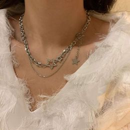 Collier double étoile haut de gamme à double couches pour les femmes avec une chaîne de clavicule courte de style hip-hop Instagram à distance, chaîne de cou à la mode et élégante