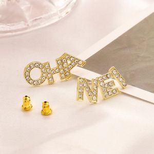Zoete roestvrijstalen merkontwerpers Letters Stud Clip Chain Real Gold Plated Geometrische Beroemde Vrouwen Kristal Strass Oorbel Bruiloft
