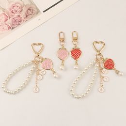 Porte-clés en perles de fraises douces, pendentif créatif avec lettres rondes suspendues en forme de cœur, breloque pour sac pour femmes et filles