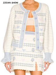 Sweet Femmes Automne Blanc Bleu Bleu Fleur Tricot à manches Flare Cardigan haute taille Front Plate de fente Mini jupe Match Matching Set 240420