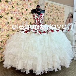 Sweetheart Bodice Medallions Quinceanera Dresses 3D Floral Applique Borduurwerk Laagde rok Vatte Corset Charro Vestidos de